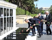 TBMM-in Milli təhsil, mədəniyyət, gənclik və idman komissiyasının sədri Mahmut Özerin başçılıq etdiyi nümayəndə heyəti Fəxri xiyabanı, Şəhidlər xiyabanını və “Türk şəhidliyi” abidəsini ziyarət edib