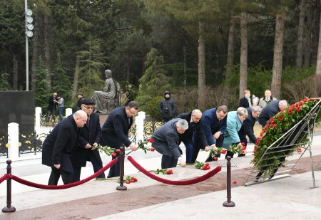 Belarus parlamentinin nümayəndə heyəti Ulu Öndərin məzarını və Şəhidlər xiyabanını ziyarət edib