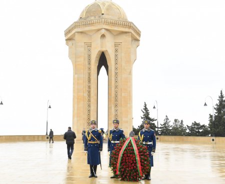 Belarus parlamentinin nümayəndə heyəti Ulu Öndərin məzarını və Şəhidlər xiyabanını ziyarət edib