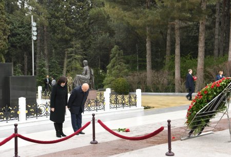 Belarus parlamentinin nümayəndə heyəti Ulu Öndərin məzarını və Şəhidlər xiyabanını ziyarət edib