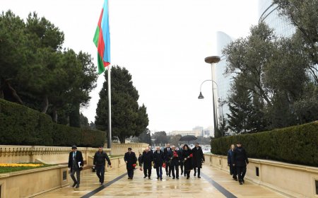 Belarus parlamentinin nümayəndə heyəti Ulu Öndərin məzarını və Şəhidlər xiyabanını ziyarət edib