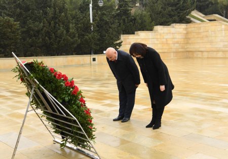 Belarus parlamentinin nümayəndə heyəti Ulu Öndərin məzarını və Şəhidlər xiyabanını ziyarət edib