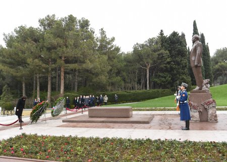 Belarus parlamentinin nümayəndə heyəti Ulu Öndərin məzarını və Şəhidlər xiyabanını ziyarət edib