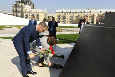 Venesuelalı parlamentarilər Ulu Öndərin məzarını və Zəfər parkını ziyarət ediblər Venesuelalı parlamentarilər Ulu Öndərin məzarını və Zəfər parkını ziyarət ediblər