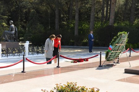 Venesuelalı parlamentarilər Ulu Öndərin məzarını və Zəfər parkını ziyarət ediblər Venesuelalı parlamentarilər Ulu Öndərin məzarını və Zəfər parkını ziyarət ediblər