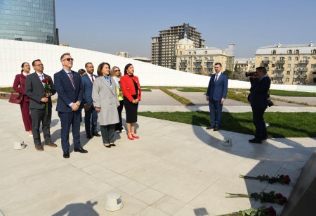 Venesuelalı parlamentarilər Ulu Öndərin məzarını və Zəfər parkını ziyarət ediblər Venesuelalı parlamentarilər Ulu Öndərin məzarını və Zəfər parkını ziyarət ediblər