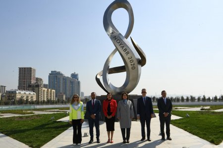 Venesuelalı parlamentarilər Ulu Öndərin məzarını və Zəfər parkını ziyarət ediblər Venesuelalı parlamentarilər Ulu Öndərin məzarını və Zəfər parkını ziyarət ediblər