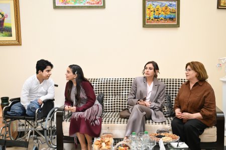 Birinci vitse-prezident Mehriban Əliyeva və Heydər Əliyev Fondunun vitse-prezidenti Leyla Əliyeva Bakıdakı 1 saylı körpələr evində və 1 saylı uşaq evi sosial xidmət müəssisəsində olublar