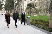 Prezident İlham Əliyev və birinci xanım Mehriban Əliyeva Bakının Nərimanov rayonunda salınan yeni parkın açılışında iştirak ediblər
