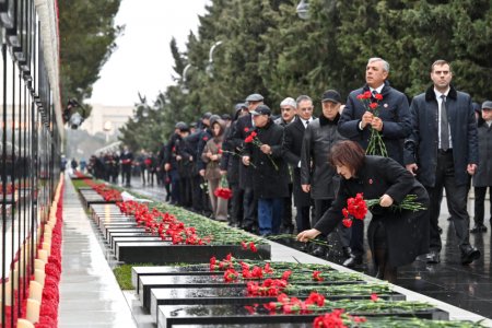 Dövlət və hökumət rəsmiləri Şəhidlər xiyabanını ziyarət ediblər