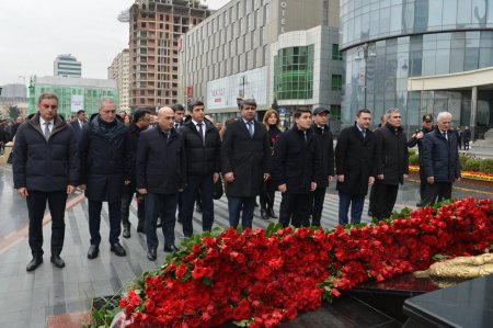 Milli Məclisin kollektivi Xocalı soyqırımı abidəsini ziyarət edib