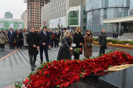 Milli Məclisin kollektivi Xocalı soyqırımı abidəsini ziyarət edib